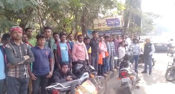 जमशेदपुर: डीलर की मनमानी के कारण ग्रामीणों को नहीं मिला चार महीने से राशन, गांववालों ने उपायुक्त से की शिकायत