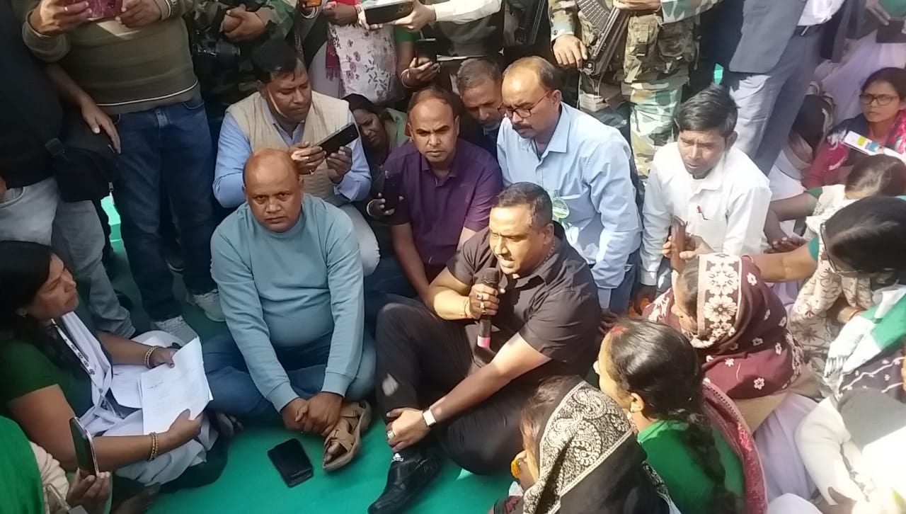 धरना दे रही सहिया बहनों से मिले मंत्री बन्ना गुप्ता,कहा गरीब का बेटा हूं आपका दर्द समझता हूं