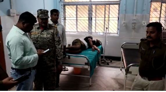 दुमका : पुलिस वाले भी नहीं हैं जिले में सुरक्षित, असामाजिक तत्वों ने दिन-दहाड़े क्वार्टर में घुस कर एक पुलिस वाले की लाठी डंडे से की पिटाई