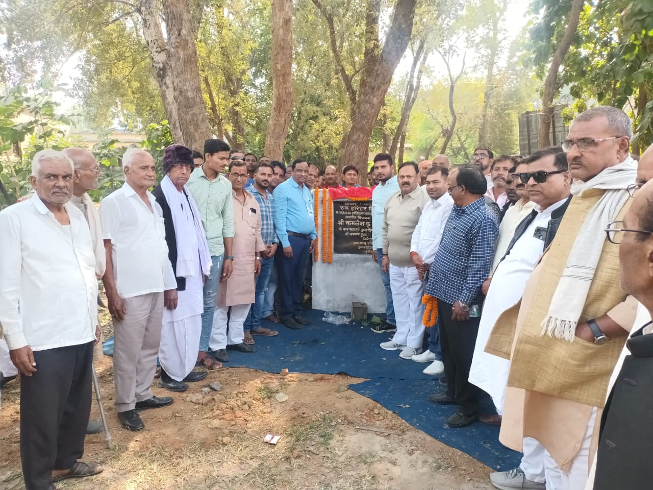 पूर्व विधायक स्व हरिहर सिंह की प्रतिमा का कमलेश सिंह ने किया शिलान्यास, काफी संख्या में लोग रहें मौजूद