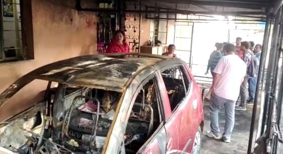 जमशेदपुर: घर में पेट्रोल छिड़ककर आग लगाने की अपराधियों ने की कोशिश, कार और बाइक जलकर पूरी तरह राख