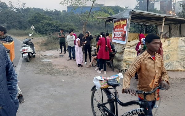 रामगढ़ : अरगड्डा चेक पोस्ट के पास सड़क हादसा, बाइक को बचाने के चक्कर में पलटा टेंपो, दो घायल