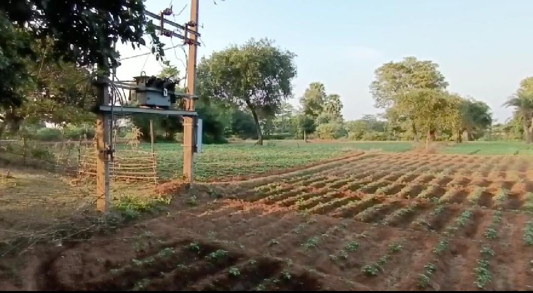 दुमका: कई आवेदन के बाद भी नहीं बदला जा सका 4 महीने से खराब ट्रांसफार्मर, ग्रामीण परेशान