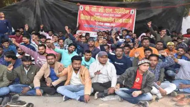 धनबाद : फिर धरना पर बैठे बेरोजगार, बीसीसीएल से क्या है उनकी मांग जानिए