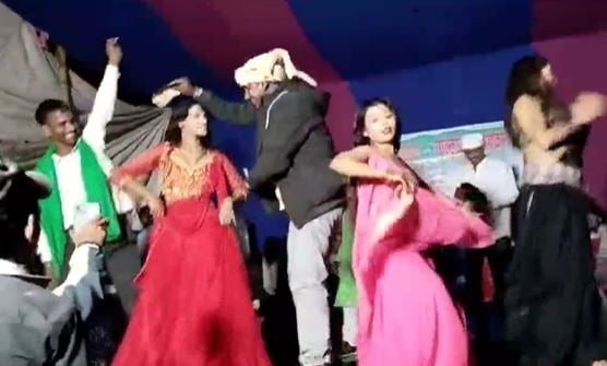 शर्मनाक : पुण्यतिथि के मौके पर अश्लील गानों पर बार बालाओं का डांस, बीजेपी और महागठबंधन के नेता भी शामिल