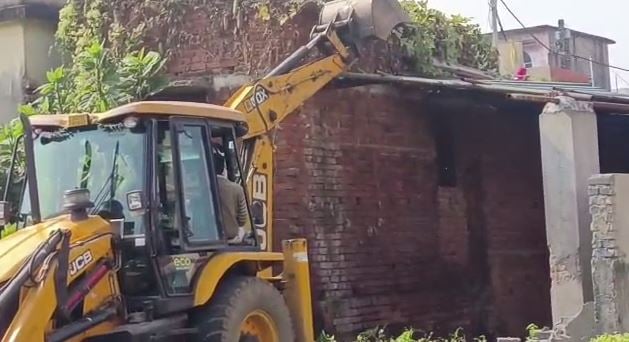 जमशेदपुर: अवैध बुचड़खाना पर प्रशासन का चला बुलडोजर, एक बुचड़खाना ध्वस्त