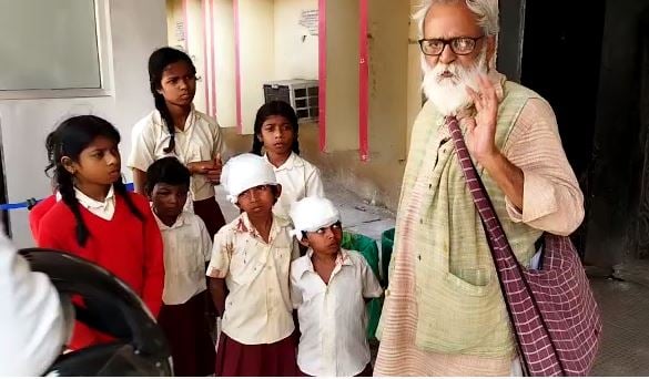 बच्चों को ले जा रहा स्कूल बस पलटा, एक दर्जन से अधिक बच्चे घायल