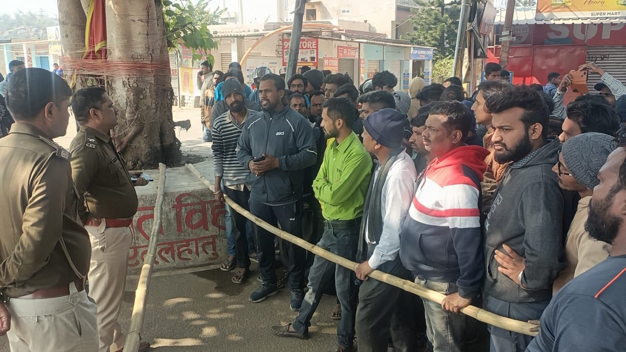 एदलहातू फायरिंग : जमीन कारोबारी की हत्या के विरोध में सड़कों पर उतरे सैंकड़ों लोग, सड़क जाम, वाहनों की लगी लंबी कतारें