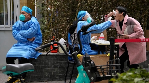 कोरोना की नई लहर से चीन में हाहाकार, पाबंदियों का लगा पहरा, जानें हालात