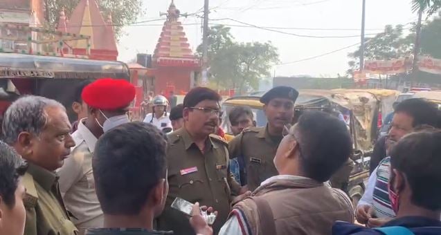 सीतामढ़ी : बच्चों को पैंथर पुलिस ने रोका तो भड़क गए अभिभावक, सिखाने लगे कानून की परिभाषा