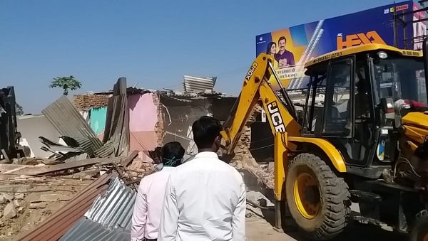 रांची : आंखों के सामने अपना आशियाना टूटते देख खुद टूट गए लोग, समझिए पूरा मामला