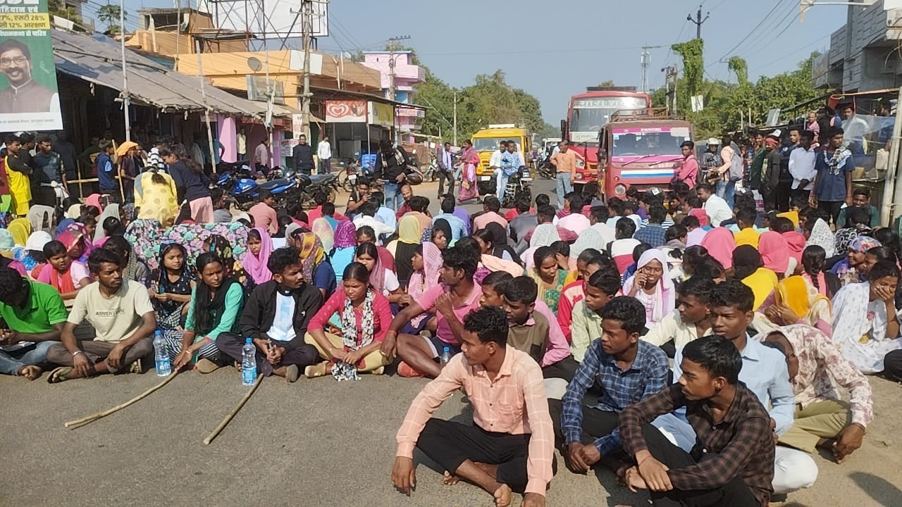 दुमका : गर्ल्स हॉस्टल के सिलेडर गैस में आग लगने से लोगों में आक्रोश, किया सड़क जाम, जानिए क्या है इनकी मांगे