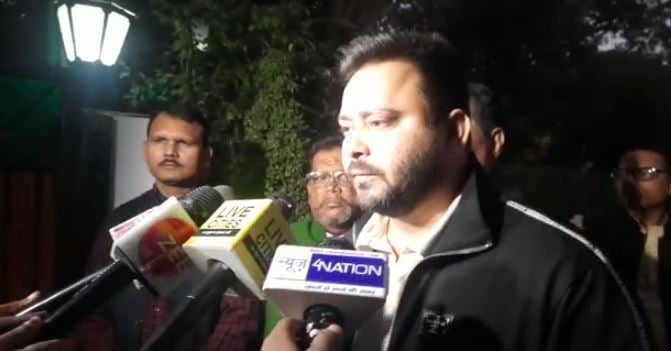 लालू यादव हुए सिंगापूर रवाना, कई नेताओं ने उनसे की मुलाकात, तेजस्वी यादव ने जगदानंद सिंह की नाराजगी पर दी सफाई