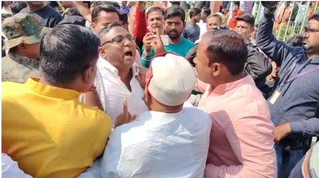 जमशेदपुर : खुदीराम बोस चौक के अनावरण के दौरान आपस में भिड़े भाजपा और कांग्रेस कार्यकर्ता, जमकर चले लात-घूसे, मानगो चौक पुलिस छावनी में तब्दील