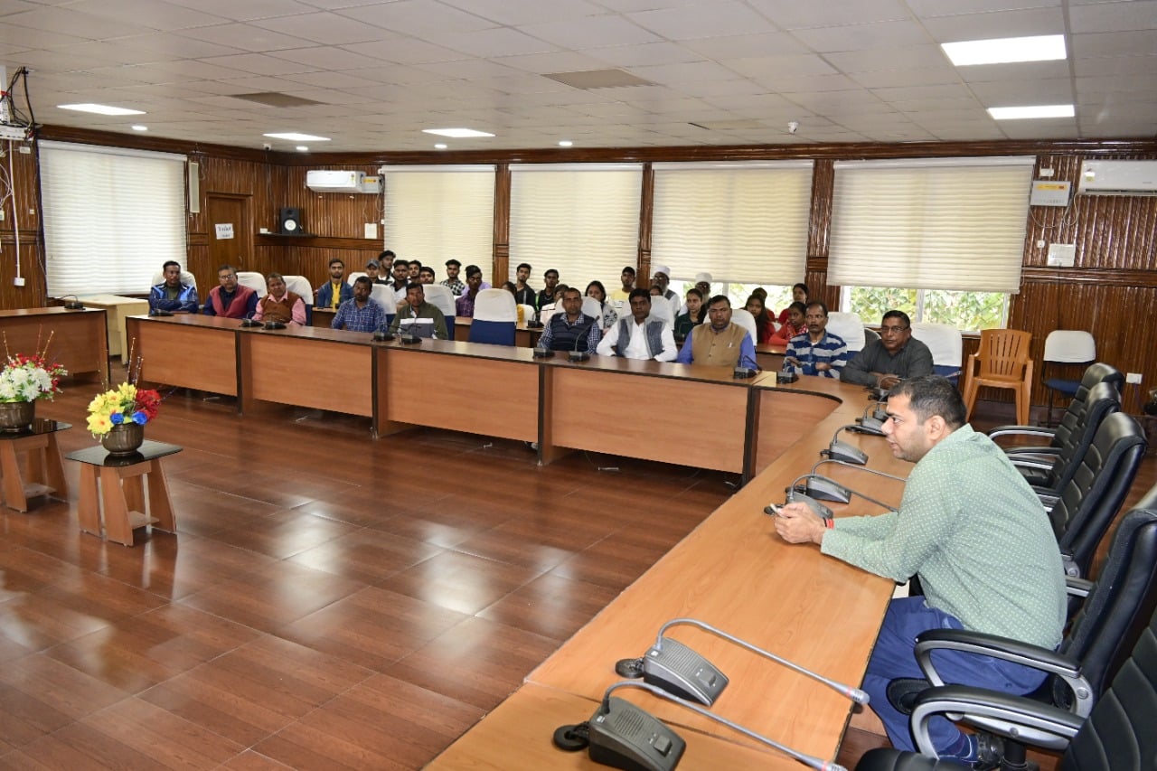 दुमका: सुखाड़ की मार झेल रहे किसानों को तत्काल दी जाएगी सहायता राशि, उपायुक्त ने दी जानकारी