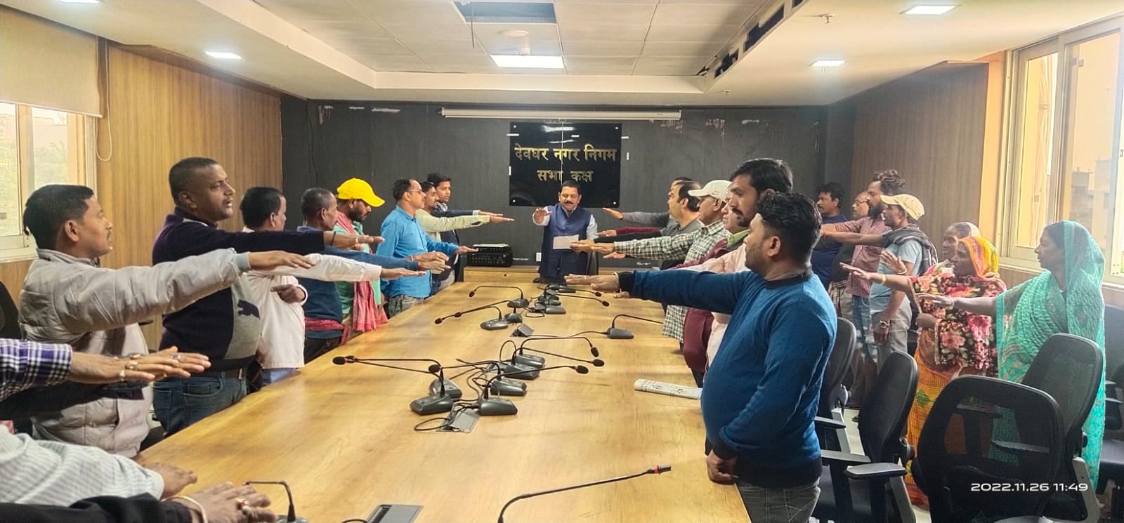 देवघर में हुआ संविधान दिवस समारोह का आयोजन, डीसी मंजूनाथ भजंत्री ने अधिकारियों को संविधान की दिलाई शपथ