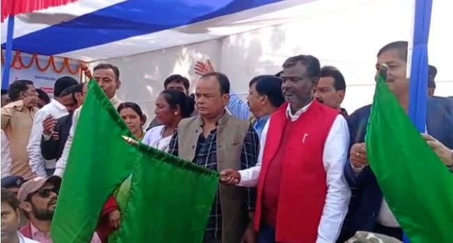 जामताड़ा स्टेशन पर शुरू हुआ पूर्वा एक्सप्रेस का ठहराव, बीजेपी और कांग्रेस समर्थकों के बीच हुई तू-तू मै-मै