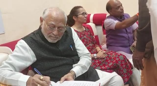 पीएम मोदी के भाई प्रह्लाद मोदी पहुंचे बाबा धाम मंदिर, भगवान बैद्यनाथ की पूजा-अर्चना की