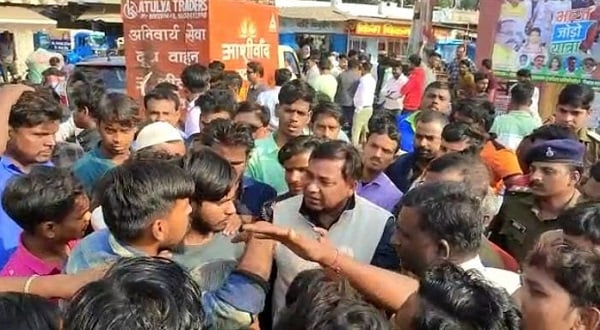 दुमका : सड़क दुर्घटना में मृतक युवक के परिजनों ने किया सड़क जाम, जानिए पूरा मामला