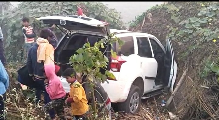 बगहा : शराब से लदी कार दुर्घटनाग्रस्त, स्थानीय लोगों में शराब लूटने की मची होड़