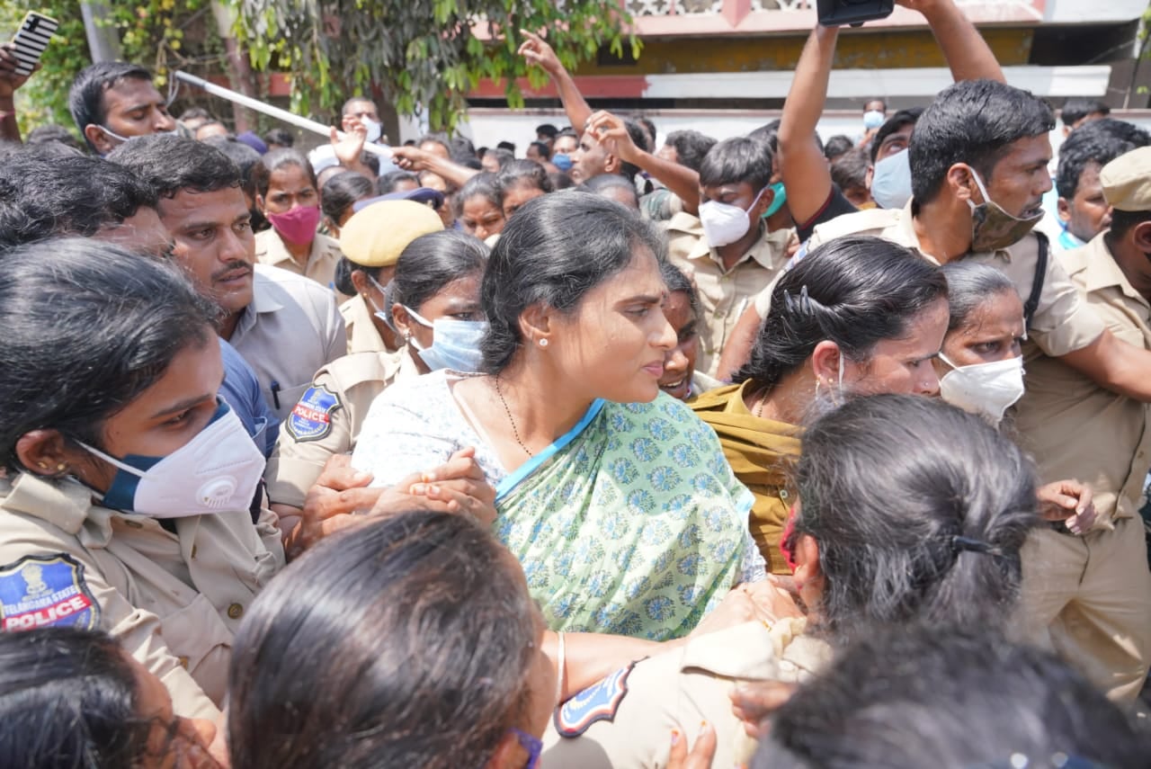 कार्यकर्ताओं के बीच हुई झड़प के बाद बिगड़ा माहौल, मुख्यमंत्री की बहन गिरफ्तार