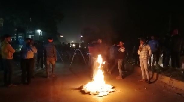 बिहार : हथियार के बल पर ज्वेलर्स दुकान में लूट, स्थानीय व्यापारियों ने सड़क जामकर किया घंटों हंगामा