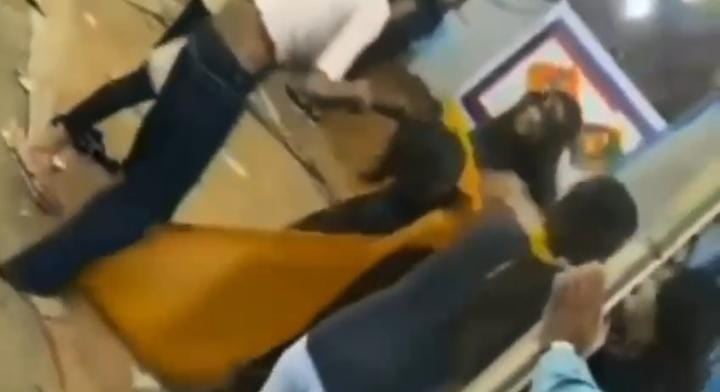 एक ही बॉयफ्रेंड के लिए दो लड़कियों ने बीच सड़क काटा बवाल, जमकर चले लात घूसे, वीडियो वायरल