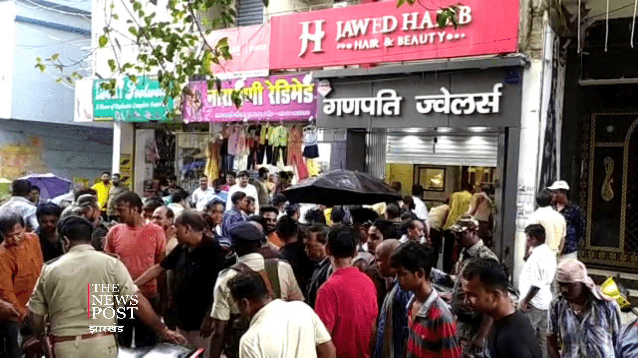 ग्राहक बनकर ज्वैलरी दुकान में पहुंचे लुटेरे, असफल हाेने पर चला दी गोली, दो घायल