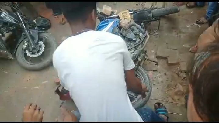 लुटेरों को पकड़कर लोगों ने की धुनाई, जानिए ज्वेलर्स को लूट कर भाग रहे चोरों की दास्तान