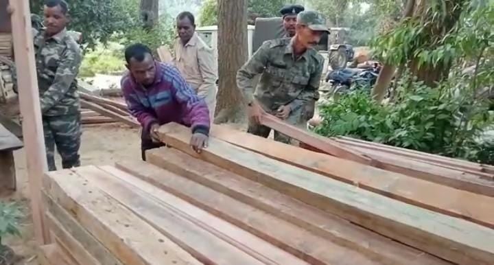 लोहरदगा: वन विभाग को मिली कामयाबी, लाखों का अवैध इमारती लकड़ी जब्त,आरोपी फरार
