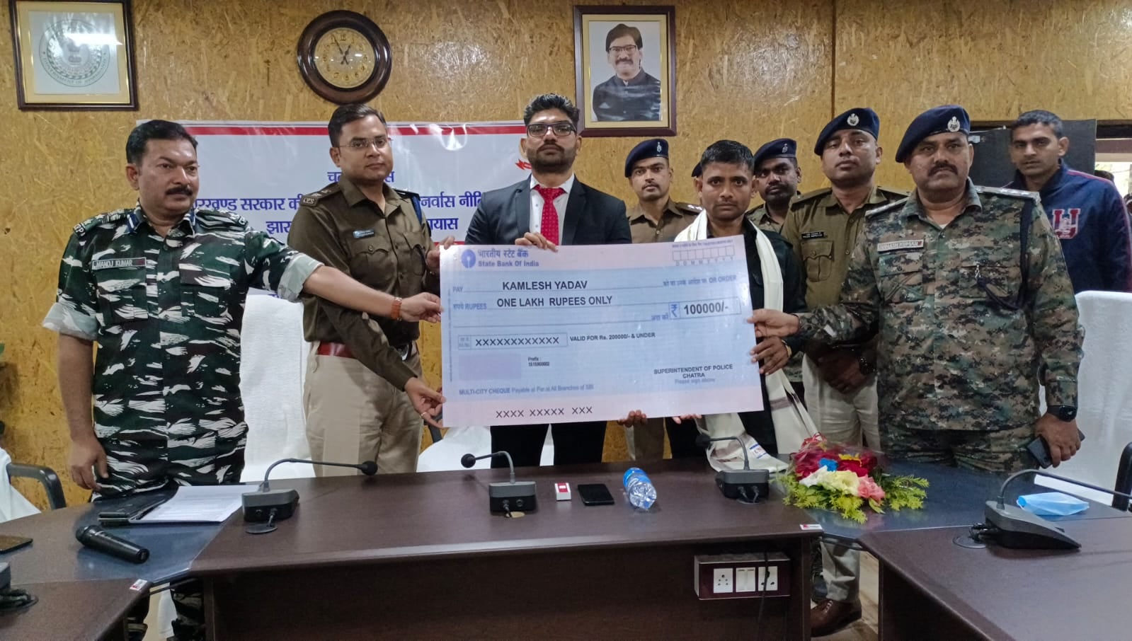 चतरा : माओवादी जोनल कमांडर कमलेश यादव ने किया आत्मसमर्पण, पुनर्वास नीति के तहत डीसी और एसपी ने सौंपा एक लाख का चेक