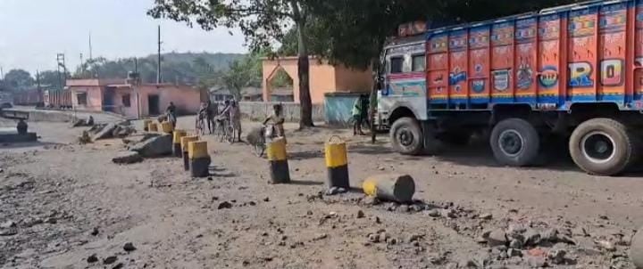 ईसीएल के एसपी माइंस चितरा कोलियरी में ट्रांसपोर्टिंग बंद होने से सरकार को हो रही लाखों रुपए राजस्व की हानि, जानिए हड़ताल पर क्यों हैं ट्रांसपोर्टर