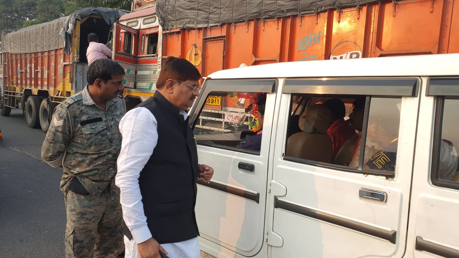 जाम में फंसे विधायक बन गए ट्रैफिक पुलिस, फोटो लिया, वीडियो बनाया और जानिए क्या-क्या किया
