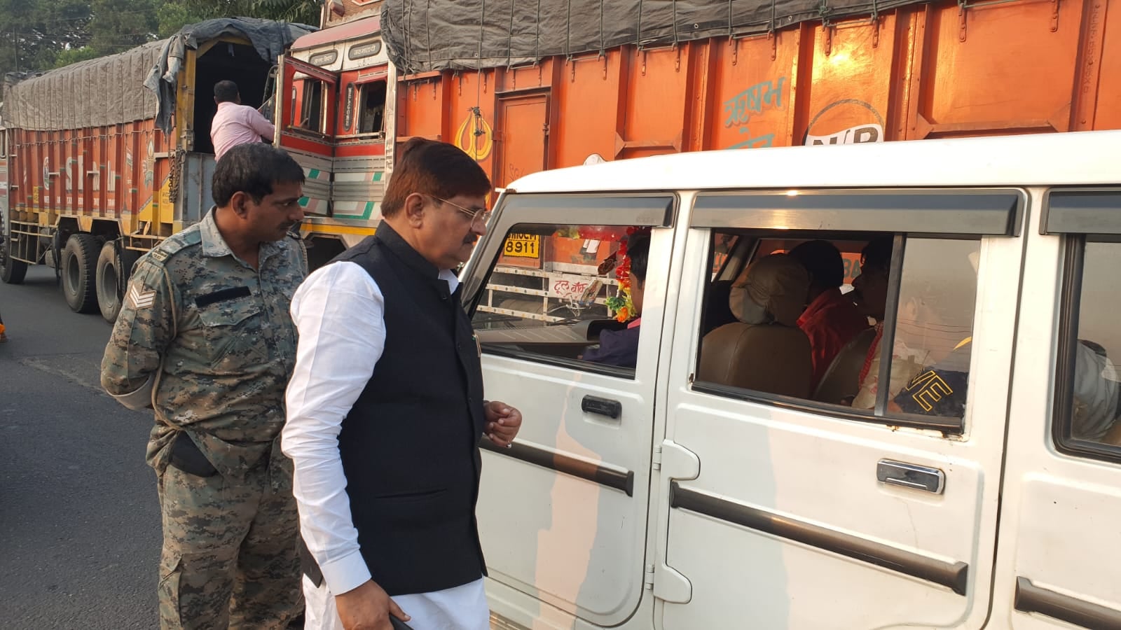 जाम में फंसे विधायक बन गए ट्रैफिक पुलिस, फोटो लिया, वीडियो बनाया और जानिए क्या-क्या किया