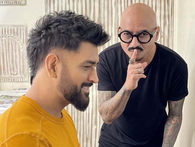 धोनी के नए-नए अवतार को देखने के आदि हैं उनके फैंस.. दी ड्रैगन लुक के कारण फिर कप्तान कूल सुर्खियों में..