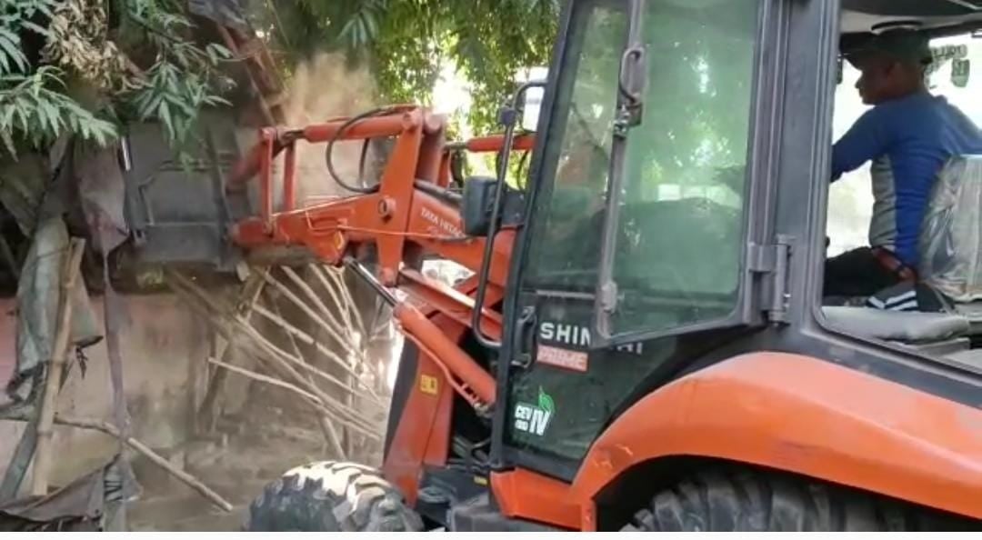 सड़कों को घेर कर बनी दुकानों में होता है अवैध धंधा, बड़े अधिकारी ने की पुष्टि, जानिए कौन