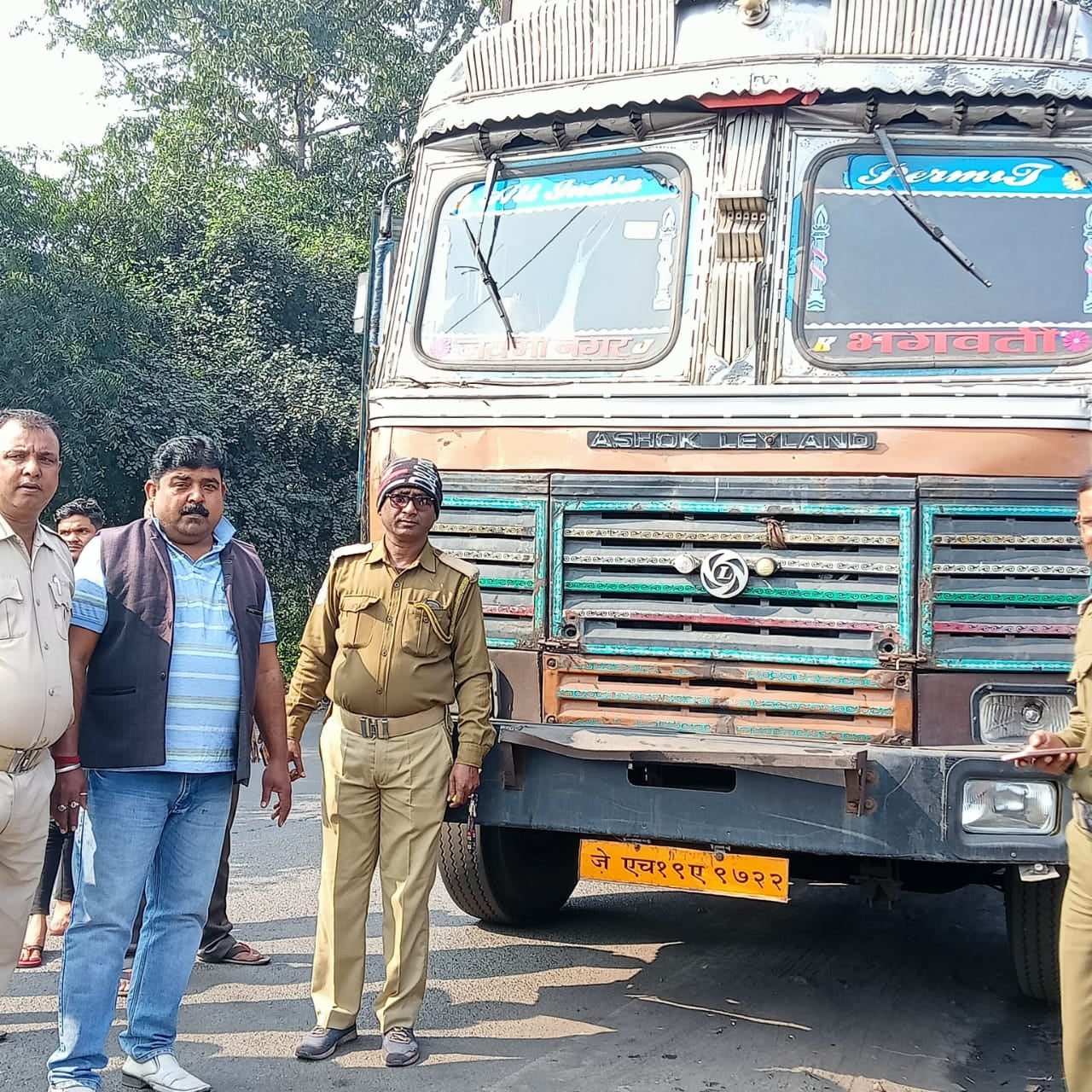 रामगढ़ : बरका स्याल के महाप्रबंधक की गाड़ी को ट्रक ने मारी टक्कर, बाल-बाल बची जान, गाड़ी क्षतिग्रस्त