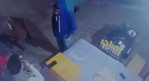 बन्दूक की नोक पर व्यापारी से लाखों की लूट, लोगों ने आगजनी कर काटा बवाल