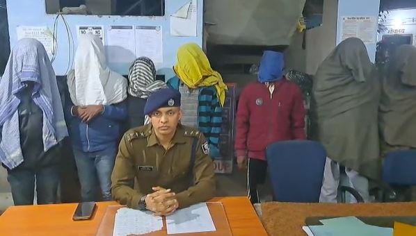हाजत में चल रही थी शराब पार्टी, पीते पकड़े गए दो होमगार्ड के जवान, जानिए फिर क्या हुआ