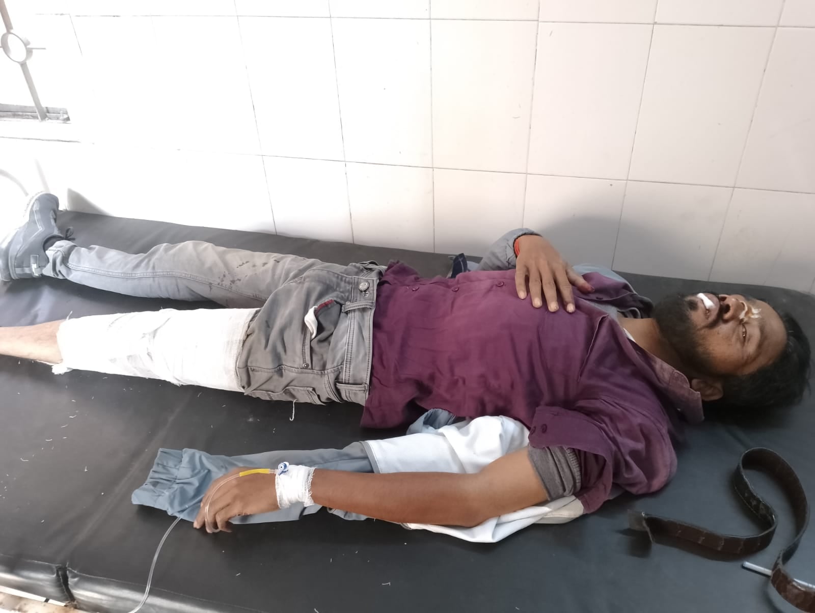 दुमका : फाइनेंस कर्मी को गोली मार कर फरार हुए अज्ञात अपराधी, रुपये भी लूटे