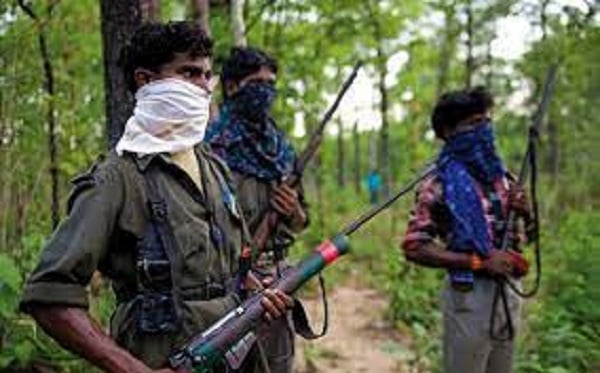 इनामी नक्सली मिसिर बेसरा की खोज में निकली पुलिस और नक्सलिओं के बीच मुठभेड़, चार पुलिसकर्मी को लगी गोली, एयरलिफ्ट कर पहुंचाए गए रांची