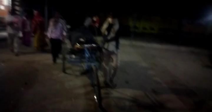 शर्मनाक :  ठेले पर राज्य की स्वास्थ्य व्यवस्था ! अस्पताल का एम्बुलेंस देने से इनकार, लाचार गरीब परिजन  ठेले पर ले गया लाश