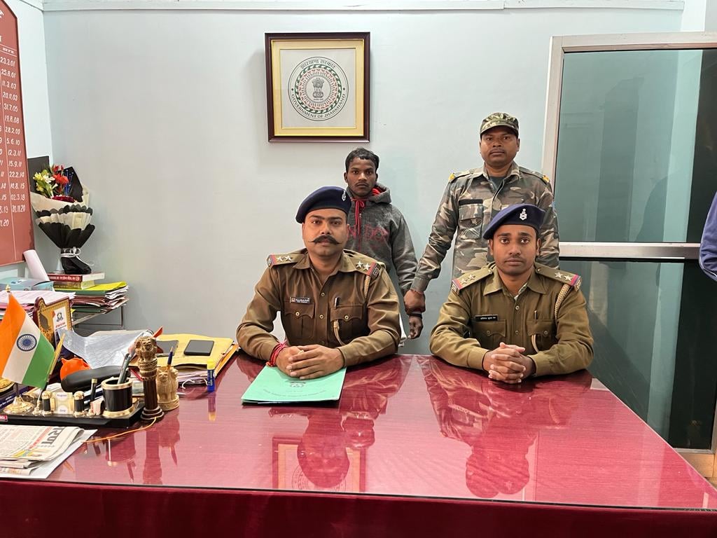 नक्सली शाका गिरफ्तार, चाईबासा पुलिस ने किया NIA के हवाले