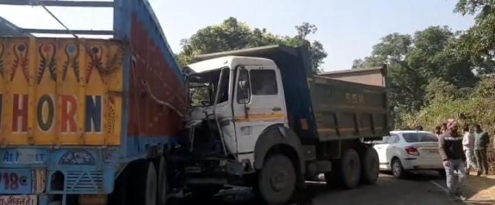 दुमका : तीन वाहनों की जोरदार टक्कर, एक वाहन चालक घायल, आवागमन बाधित