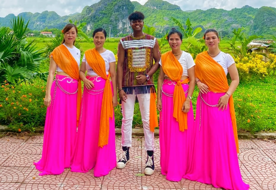 झारखंड़ी छउवां ने ऐसा लगाया ठुमका की विदेशी लड़कियां हो गई कायल...!