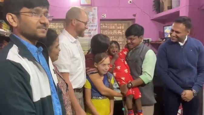 बिहार : अमेरिका से आए डॉक्टर दंपति ने तीन साल के लावारिस बच्चे को लिया गोद, अब विदेश में करेगा पढ़ाई