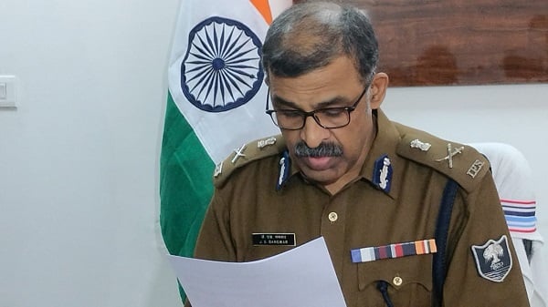 बिहार : गया के पूर्व एसपी आदित्य कुमार की गिरफ्तारी के लिए आर्थिक अपराध इकाई की विशेष टीम कर रही छापेमारी, जानिए क्यों