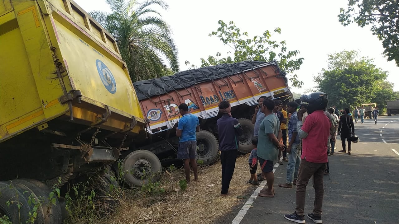 हाईवा और ट्रक के बीच भीषण टक्कर, चालक और खलासी घायल