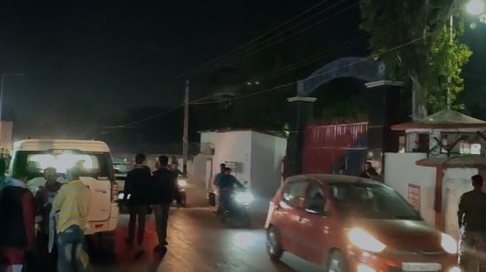 BIG BREAKING : दुमका केंद्रीय कारा में तीन अपराधियों ने चलाई गोली, बाल-बाल बचे संतरी, अपराधी भागने में सफल