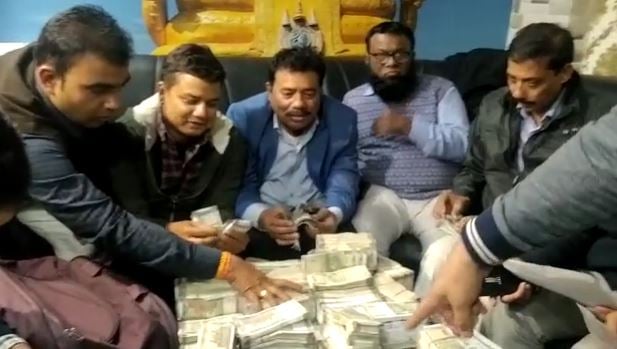 पटना : भवन निर्माण विभाग के कार्यपालक अभियंता 2 लाख घूस लेते गिरफ्तार, अन्य ठिकानों पर चल रही छापेमारी